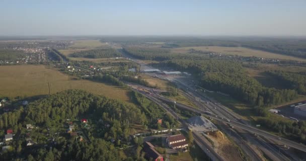 Letecký pohled na dálnici. Křižovatek v zeleném poli. Interchange silnice highway 4k 4096 x 2160 — Stock video