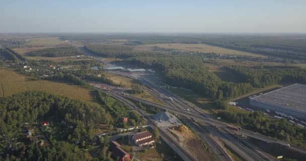 Widok z lotu ptaka z autostrady. Skrzyżowań w zielonym polu. Interchange drogowego autostrady 4k 4096 x 2160 — Wideo stockowe