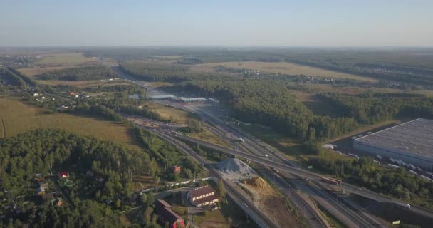 高速道路の空撮。グリーン フィールドにある交差点。インターチェンジの高速道路道路 4 k 4096 x 2160 — ストック動画