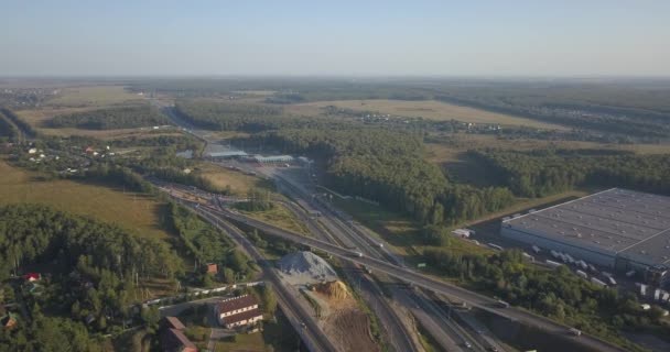 Вид с воздуха на шоссе. Дорожные развязки в зеленом поле. Дорога на развязке 4k 4096 x 2160 — стоковое видео