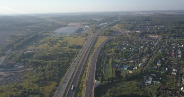 高速道路の空撮。グリーン フィールドにある交差点。インターチェンジの高速道路道路 4 k 4096 x 2160 — ストック動画