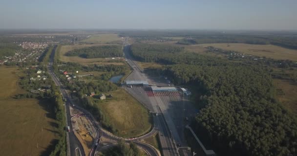 Luchtfoto van IC-snelweg Township dichtbij Domodedovo luchthaven 4k 4096 x 2160 — Stockvideo