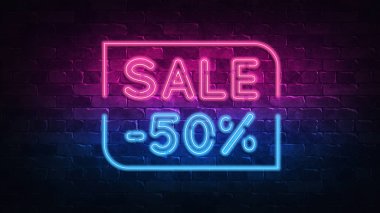 neon işareti kapalı% 50 indirim. mor ve mavi parıltı. neon metin. Neon lambalar tarafından aydınlatılmış tuğla duvar. Duvarda gece aydınlatması. 3d illüstrasyon. Trendy Tasarım. ışık afiş, parlak reklam