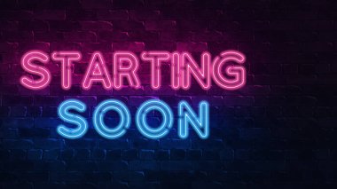 yakında neon işareti başlıyor. mor ve mavi parıltı. neon metin. Neon lambalar tarafından aydınlatılmış tuğla duvar. Duvarda gece aydınlatması. 3d illüstrasyon. Trendy Tasarım. ışık afiş, parlak reklam
