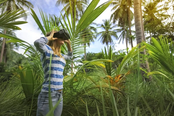 虚拟现实 耳机和女性探索自然丛林背景下的戏剧 — 图库照片