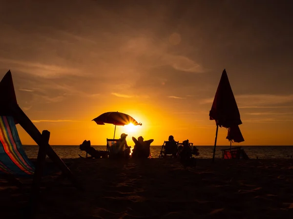 Pessoas Descansam Praia Pôr Sol — Fotografia de Stock