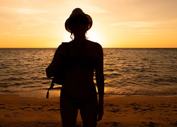 Ženská Silueta Proti Západu Slunce Čas Pláži — Stock fotografie