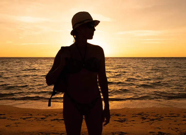 Weibliche Silhouette Gegen Sonnenuntergang Strand — Stockfoto