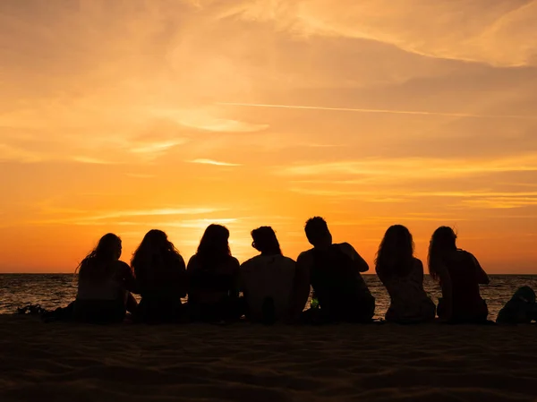 Grupo Pessoas Silhueta Pôr Sol Praia — Fotografia de Stock