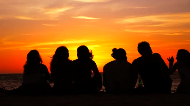 Άνθρωποι Ανάπαυση Στην Παραλία Ηλιοβασίλεμα — Αρχείο Βίντεο