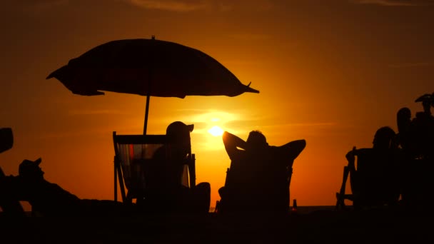 Les Gens Reposent Sur Plage Coucher Soleil — Video