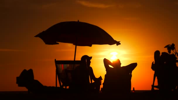 Les Gens Reposent Sur Plage Coucher Soleil — Video