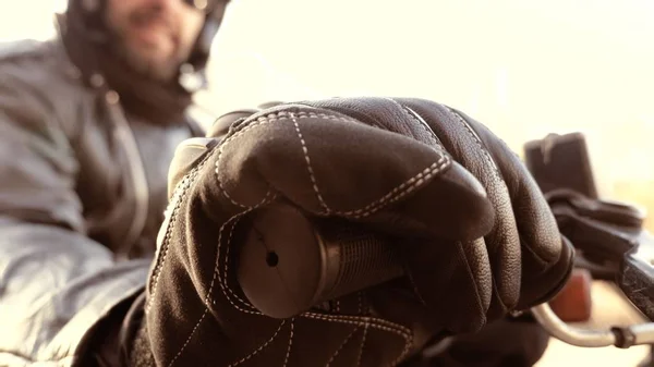 Motorcykel Person Läderhandskar Start Handtag Redo Att — Stockfoto