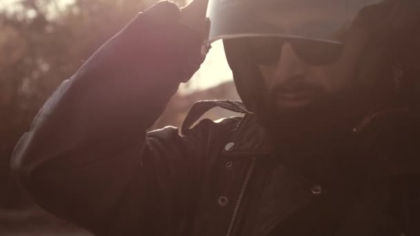 Motocykl Osobę Nosić Całą Twarz Kask — Wideo stockowe
