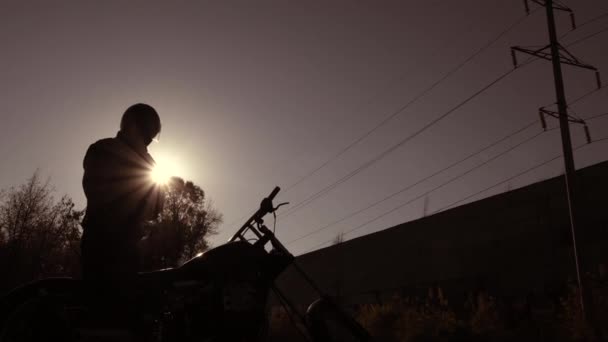 Мотоцикл Людина Силует Дорозі Готовий Йти Вперед — стокове відео