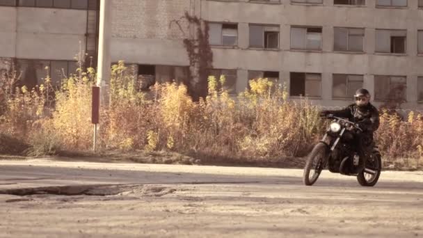 Jazdy Motocyklem Drodze Miasto Przemysłowe — Wideo stockowe