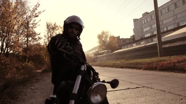 Motorrad Person Silhouette Auf Der Straße Bereit Und Gehen Sie — Stockvideo