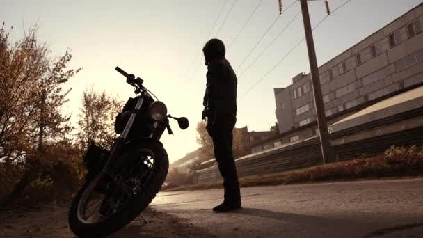 Moto Persona Silhouette Sulla Strada Pronto Andare Avanti — Video Stock