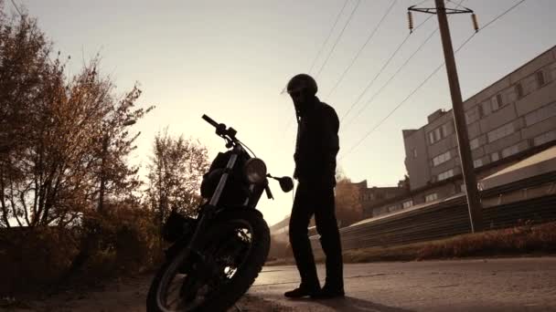 Мотоциклист Силуэт Дороге Готов Идти Вперед — стоковое видео
