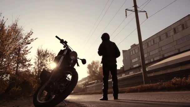 道路の準備ができて 行く前方にバイク人のシルエット — ストック動画