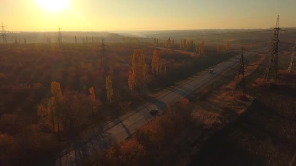 Повітря Кулачок Муха Слідує Мотоциклом Дорозі Під Час Заходу Сонця — стокове відео