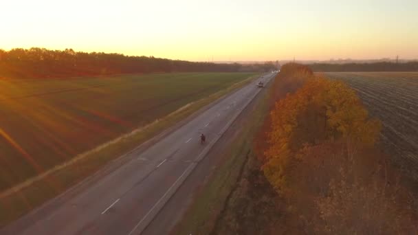 Aéreo Fly Cam Siga Moto Estrada Hora Pôr Sol — Vídeo de Stock