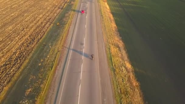 Antenn Flyga Cam Följ Motorcykel Vägen Vid Solnedgång — Stockvideo