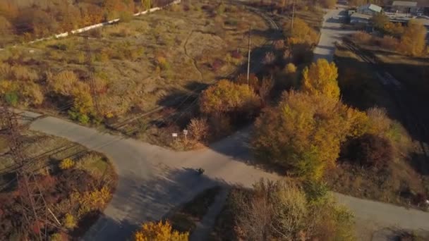 Motociclista Estrada Área Industrial Cidade Urbana — Vídeo de Stock