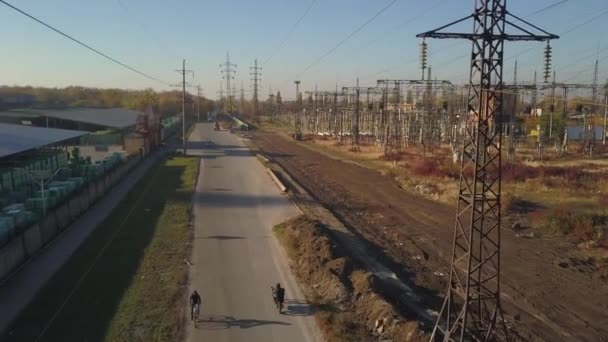 Motorradfahrer Industriegebiet Der Stadt Unterwegs — Stockvideo