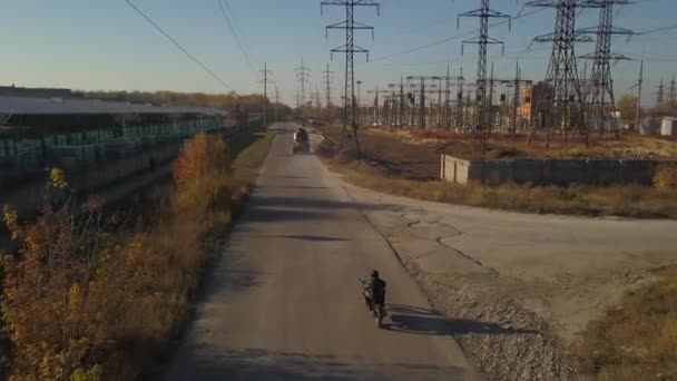 Motociclista Estrada Área Industrial Cidade Urbana — Vídeo de Stock