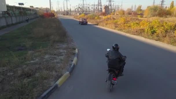 Motociclista Carretera Zona Industrial Ciudad Urbana — Vídeo de stock