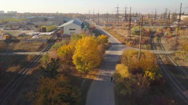 Motorradfahrer Industriegebiet Der Stadt Unterwegs — Stockvideo