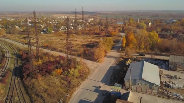 Şehir Merkezinin Sanayi Bölgesindeki Yolda Motosikletli — Stok video