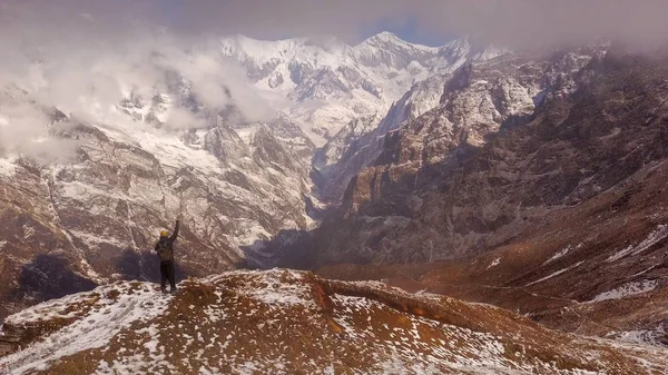 Senderista Alcanza Pico Montaña Del Sur Annapurna Una Montaña Himalaya — Foto de Stock