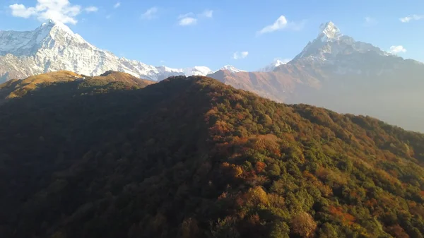 マルディグラ ヒマールのベース キャンプの空中写真を追跡します ネパールの山の範囲のアンナプルナ保全地域 — ストック写真