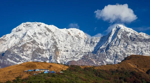 アンナプルナ南 バダル段田安休養キャンプにポイントを表示します ネパールのアンナプルナ山脈 — ストック写真