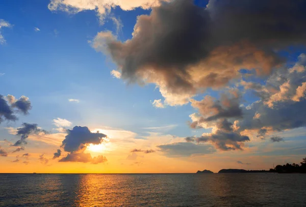 Céu Por Sol Acima Mar — Fotografia de Stock