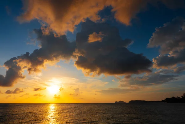 Céu Por Sol Acima Mar — Fotografia de Stock
