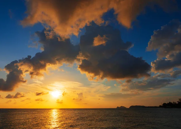 Céu Por Sol Acima Mar — Fotografia de Stock