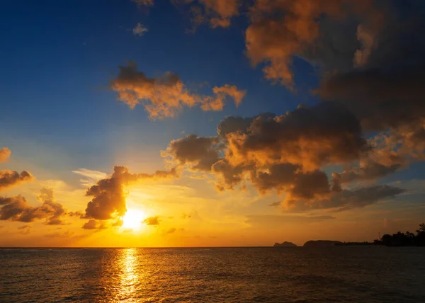 Закатное Небо Над Морем — стоковое фото
