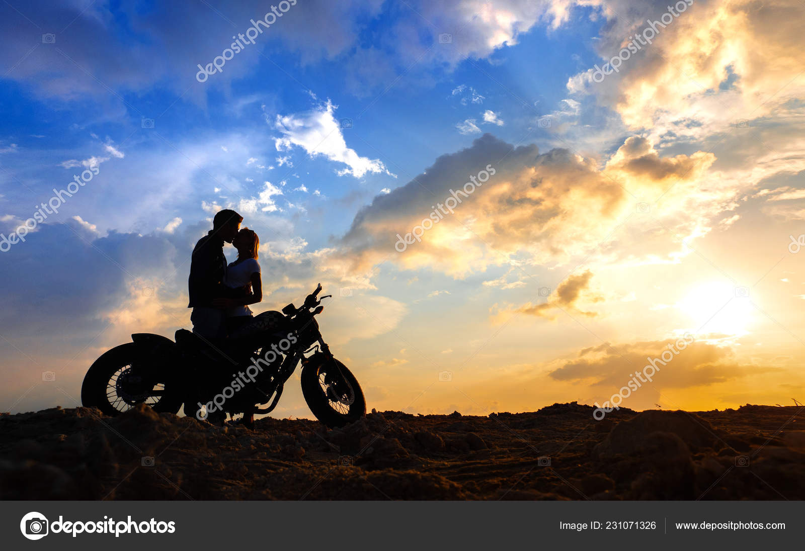 Pareja en moto fotos de stock, imágenes de Pareja en moto sin royalties | Depositphotos Pareja en moto fotos de stock, imágenes de Pareja en moto sin royalties | Depositphotos