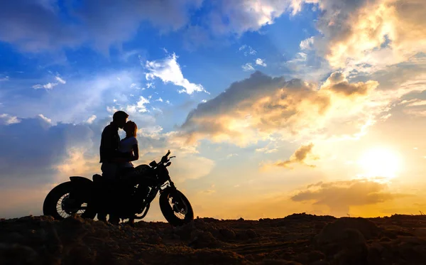 Par Kärlek Silhuetter Med Motorcykel Solnedgång Sky — Stockfoto