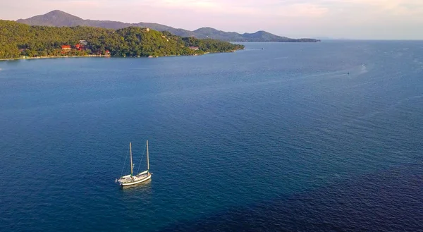 Jacht Żaglowy Pobliżu Wyspy Koh Phangan Tajlandia — Zdjęcie stockowe