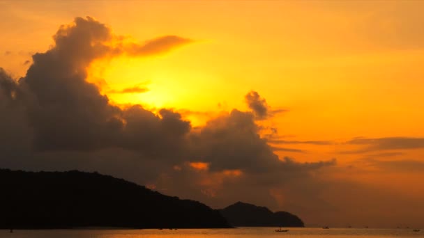 Solnedgången Timelapse Med Rörliga Moln Ovanför Marinmålning — Stockvideo