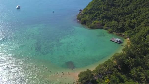 Aerial Tourist Group Walking Island Sand Beach Thailand — Stock Video