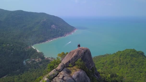 등산을 사람들은 위에서 지내며 남자와 여자는 타이의 아름다운 경관을 즐긴다 — 비디오