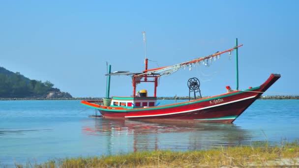 Barco Tailandés Balancea Lentamente Agua Todavía Video — Vídeo de stock