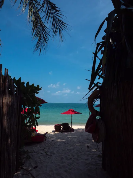 Isola Vista Mare Ombrelloni Rossi Sulla Spiaggia Sabbia — Foto Stock