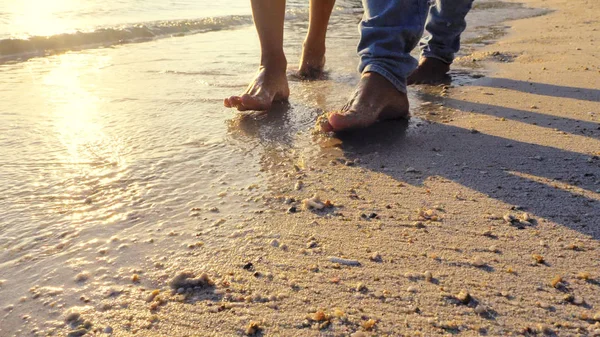 Para Spacer Wzdłuż Plaży Zbliżenie Gołe Nogi Stopy Katastrofie Fale — Zdjęcie stockowe