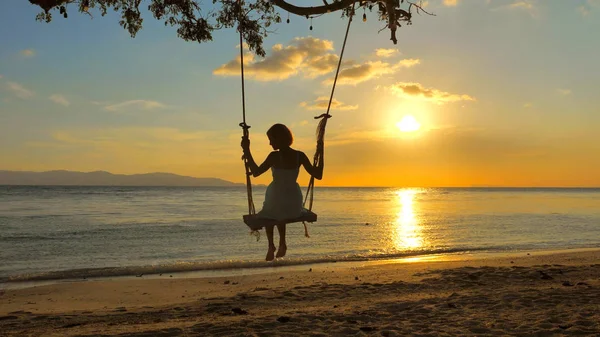 Tillbaka Visa Kvinna Siluett Swing Havsutsikt Och Ljust Sunset Colors — Stockfoto